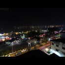 Blick aus unserem Hotelzimmer: Im Mekong spiegeln sich die Lichter am thailändischen Ufer